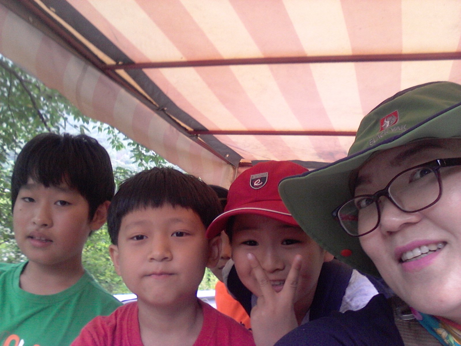      - ���� ����: ���ؼ����� �Բ�(�ڰǰŸ� Ÿ�� �ѷ�����  ������ ��������)<br />
     - ���� ���: ������<br />
     - ���� ���γ���: <br />
       1. ��������-�зϱ� ������Ÿ�� �������� �޸���<br />
       2. ����ũ Ű���(���г⵿�� �� �����ſ� Ÿ�� ���ϴ� ģ�� �Բ�<br />
          �̲���)<br />
        3. ������ ������Ģ<br />
