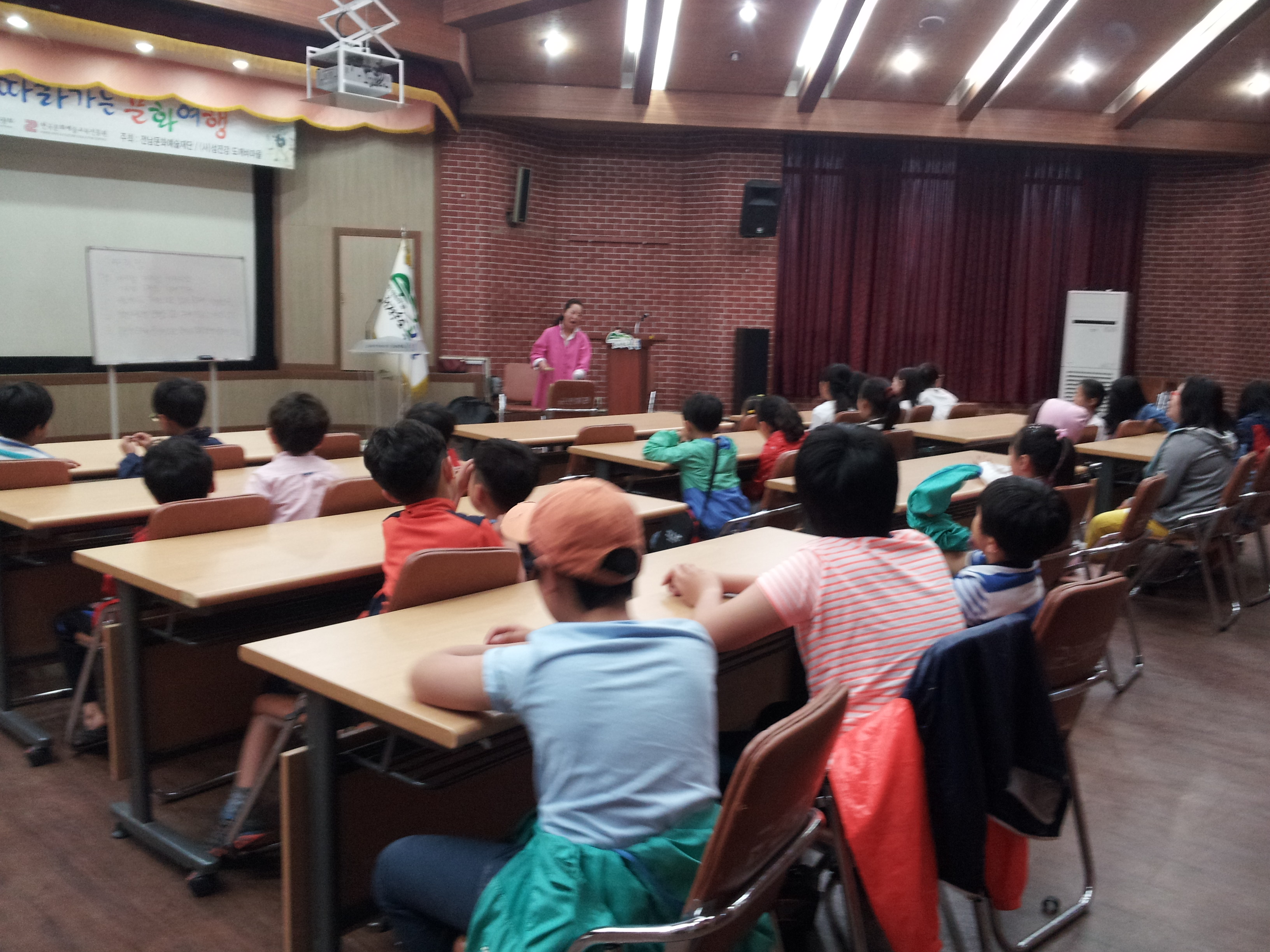     - ���� ����: �츮�Ҹ�ã��� (Ư��)<br />
     - ���� ���: ppt, ��, �Ǻ� ��<br />
     - ���� ���γ���:<br />
       - ���� �ִ� ��ȭ�� ����<br />
       - �ο�,�ǼҸ�,��信 ���� �˾ƺ���<br />
       - ��ܾ˾ƺ���     <br />
       - �ǼҸ� ��������� �����غ���<br />
