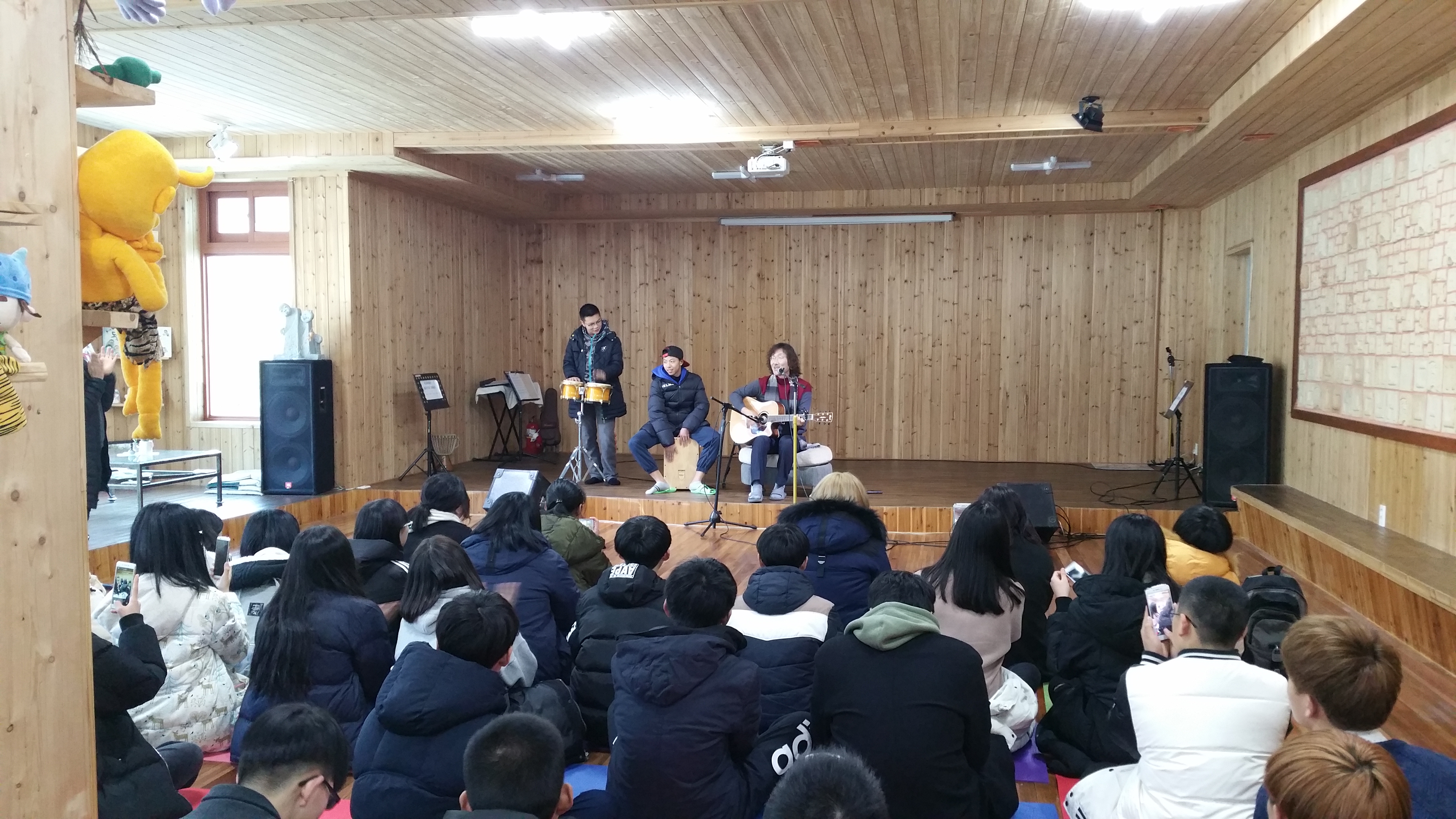 �̹��� 2:����� �߱� ��Ÿ���� ����/��.�� û�ҳ���� �Բ� �ϴ�