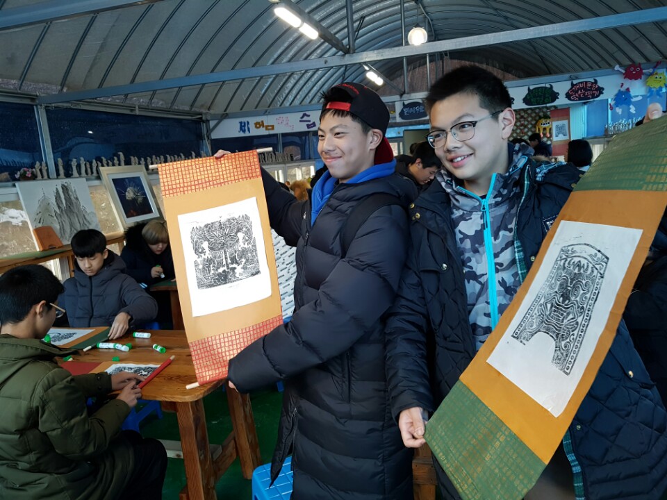 �̹��� 3:����� �߱� ��Ÿ���� ����/��.�� û�ҳ���� �Բ� �ϴ�