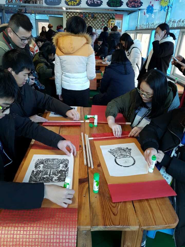 �̹��� 4:����� �߱� ��Ÿ���� ����/��.�� û�ҳ���� �Բ� �ϴ�